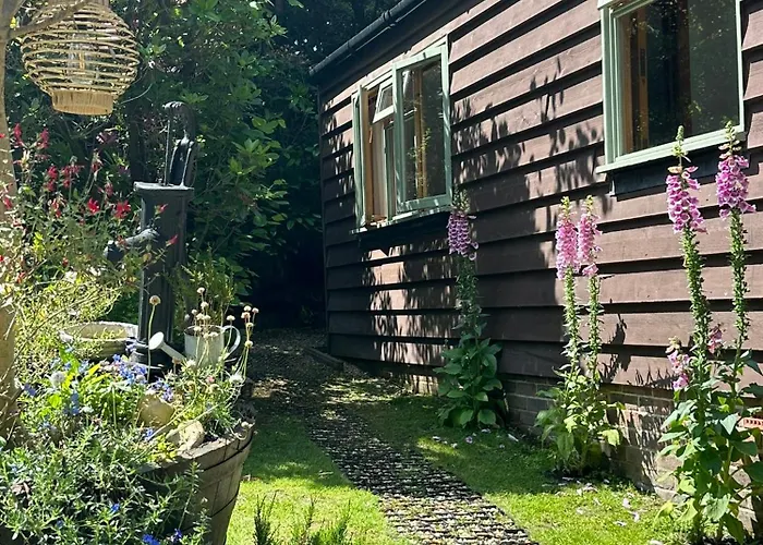 The Cabin, Roundabout Lane